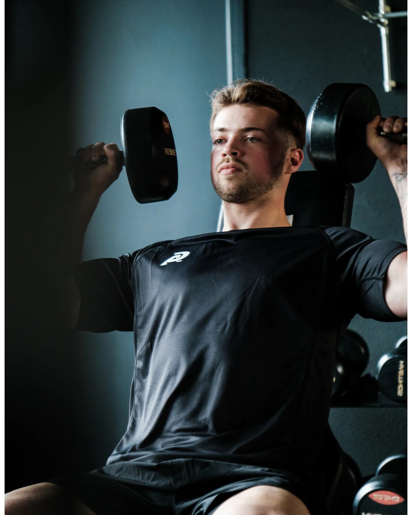 Zwart klassiek regular fit T-shirt voor heren van Chase Athletics – tijdloos en geschikt voor sport en casual gebruik.