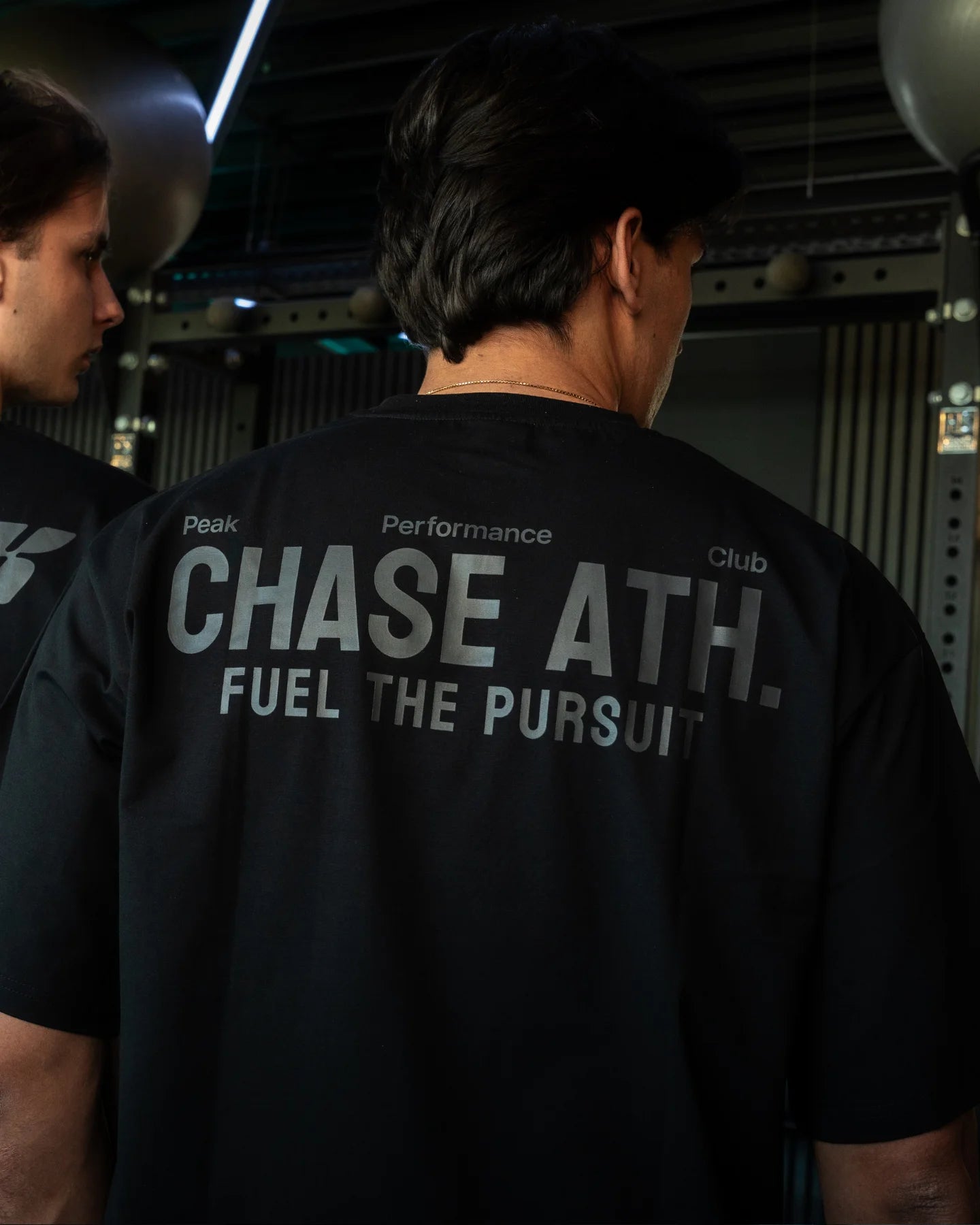  Oversized zwart T-shirt van Chase Athletics – model Fuel The Pursuit Tee, ontworpen voor comfort en stijl tijdens het sporten of in je vrije tijd.