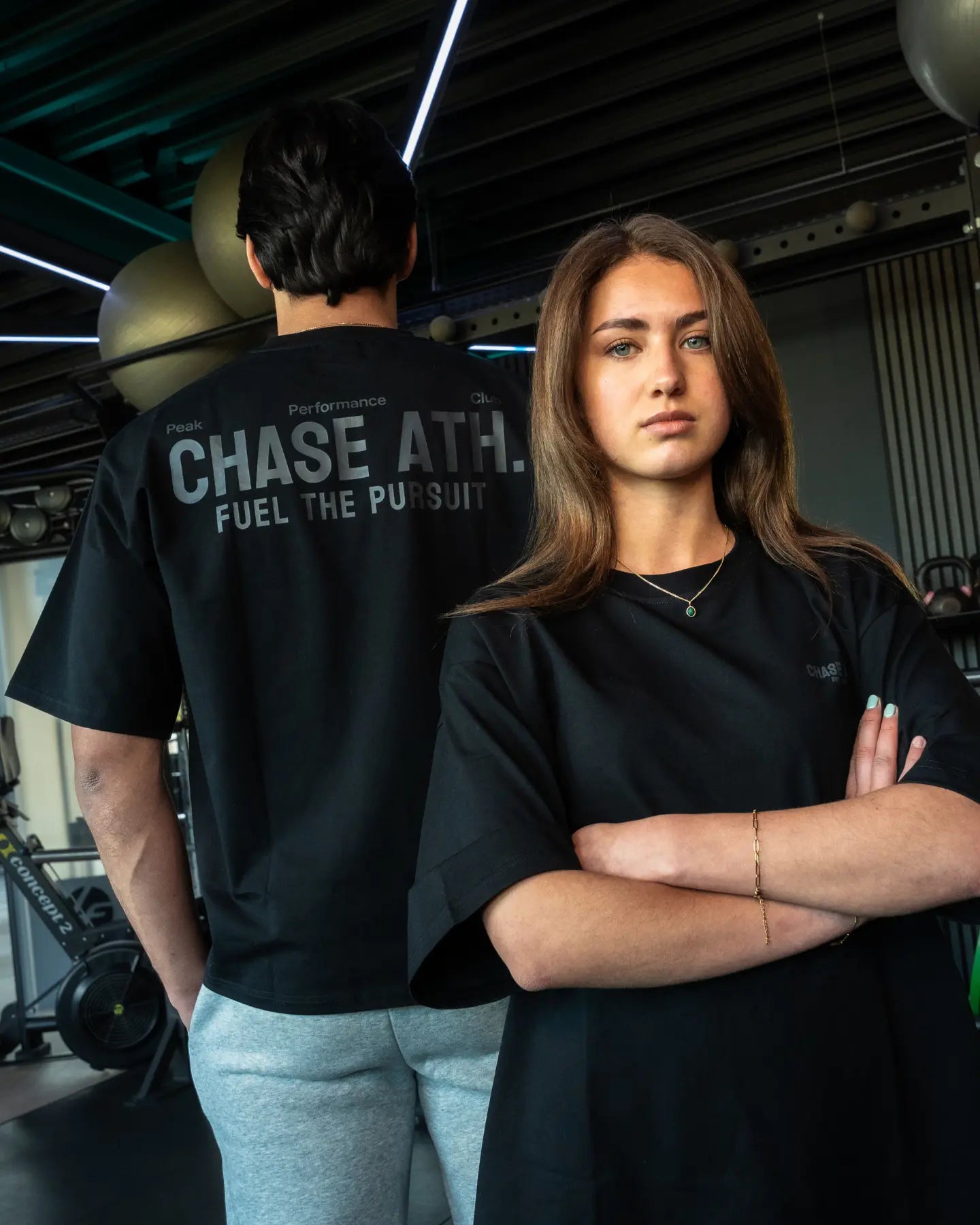  Oversized zwart T-shirt van Chase Athletics – model Fuel The Pursuit Tee, ontworpen voor comfort en stijl tijdens het sporten of in je vrije tijd.