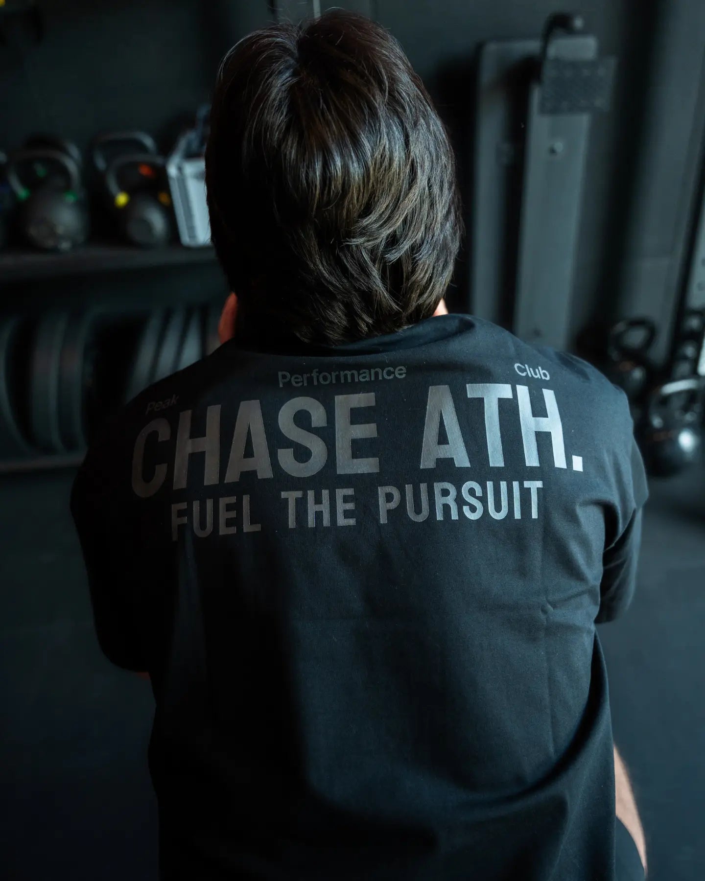  Oversized zwart T-shirt van Chase Athletics – model Fuel The Pursuit Tee, ontworpen voor comfort en stijl tijdens het sporten of in je vrije tijd.