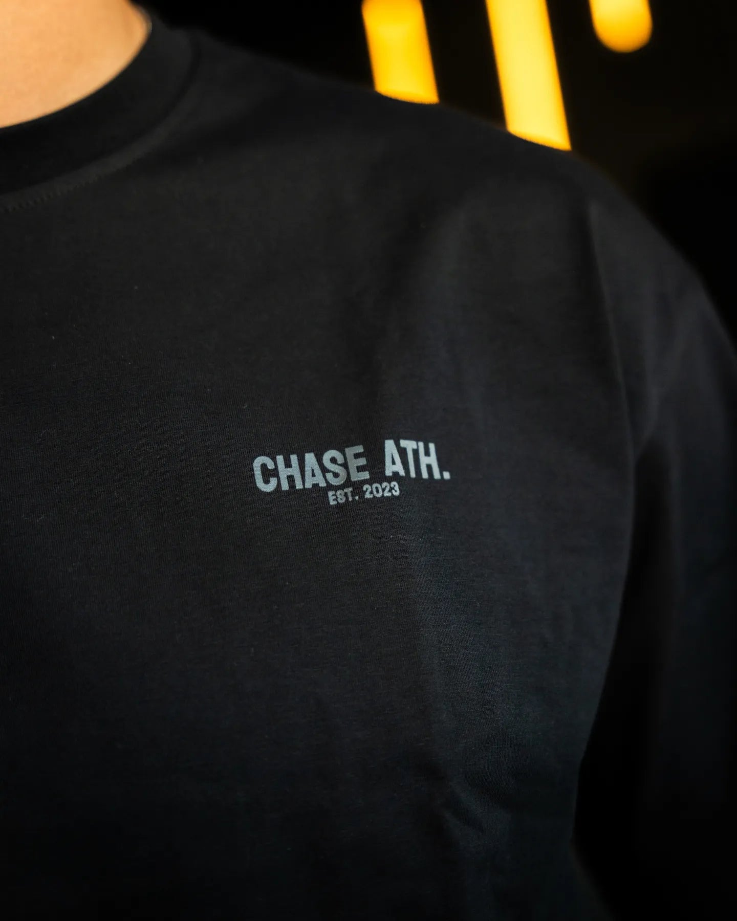  Oversized zwart T-shirt van Chase Athletics – model Fuel The Pursuit Tee, ontworpen voor comfort en stijl tijdens het sporten of in je vrije tijd.