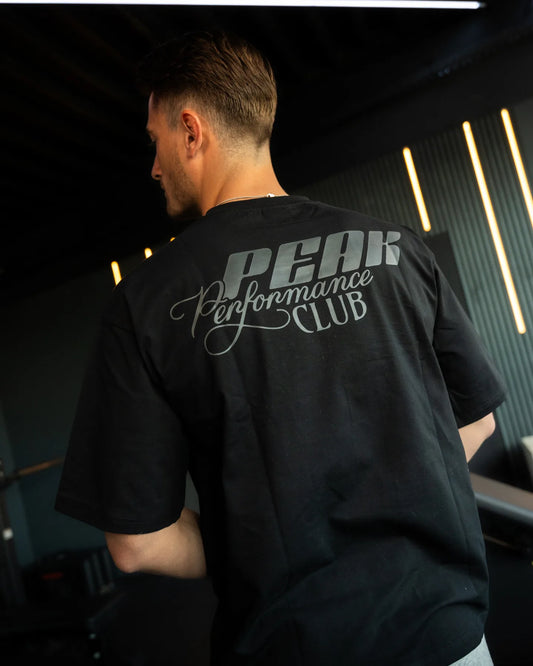 Zwart oversized T-shirt van Chase Athletics – Peak Performance Club Tee, met een minimalistisch design en ideale pasvorm voor sport en dagelijks gebruik.

