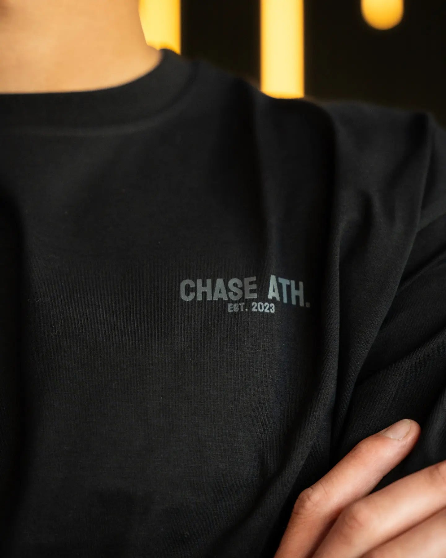 Zwart oversized T-shirt van Chase Athletics – Peak Performance Club Tee, met een minimalistisch design en ideale pasvorm voor sport en dagelijks gebruik.