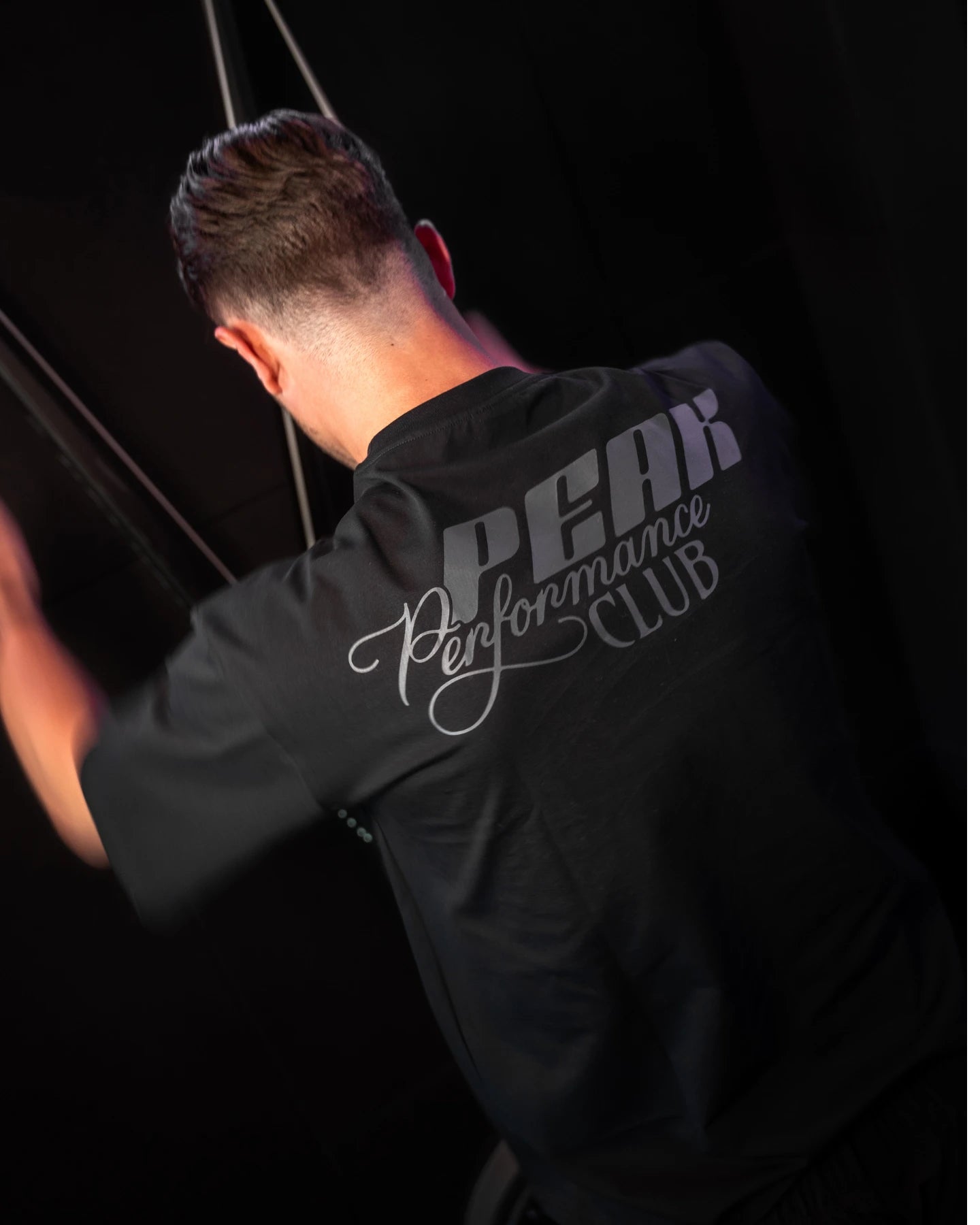 Zwart oversized T-shirt van Chase Athletics – Peak Performance Club Tee, met een minimalistisch design en ideale pasvorm voor sport en dagelijks gebruik.