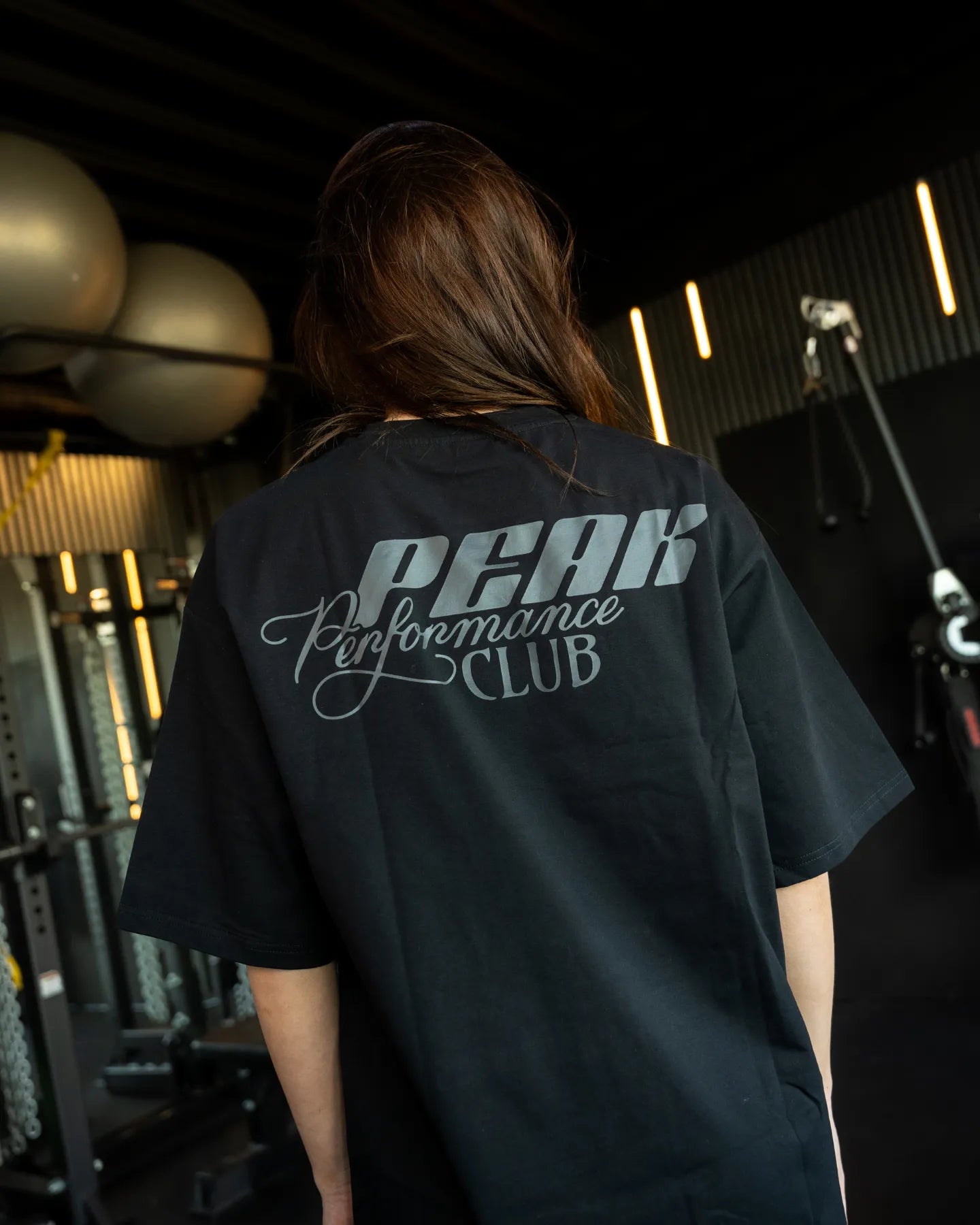 Zwart oversized T-shirt van Chase Athletics – Peak Performance Club Tee, met een minimalistisch design en ideale pasvorm voor sport en dagelijks gebruik.