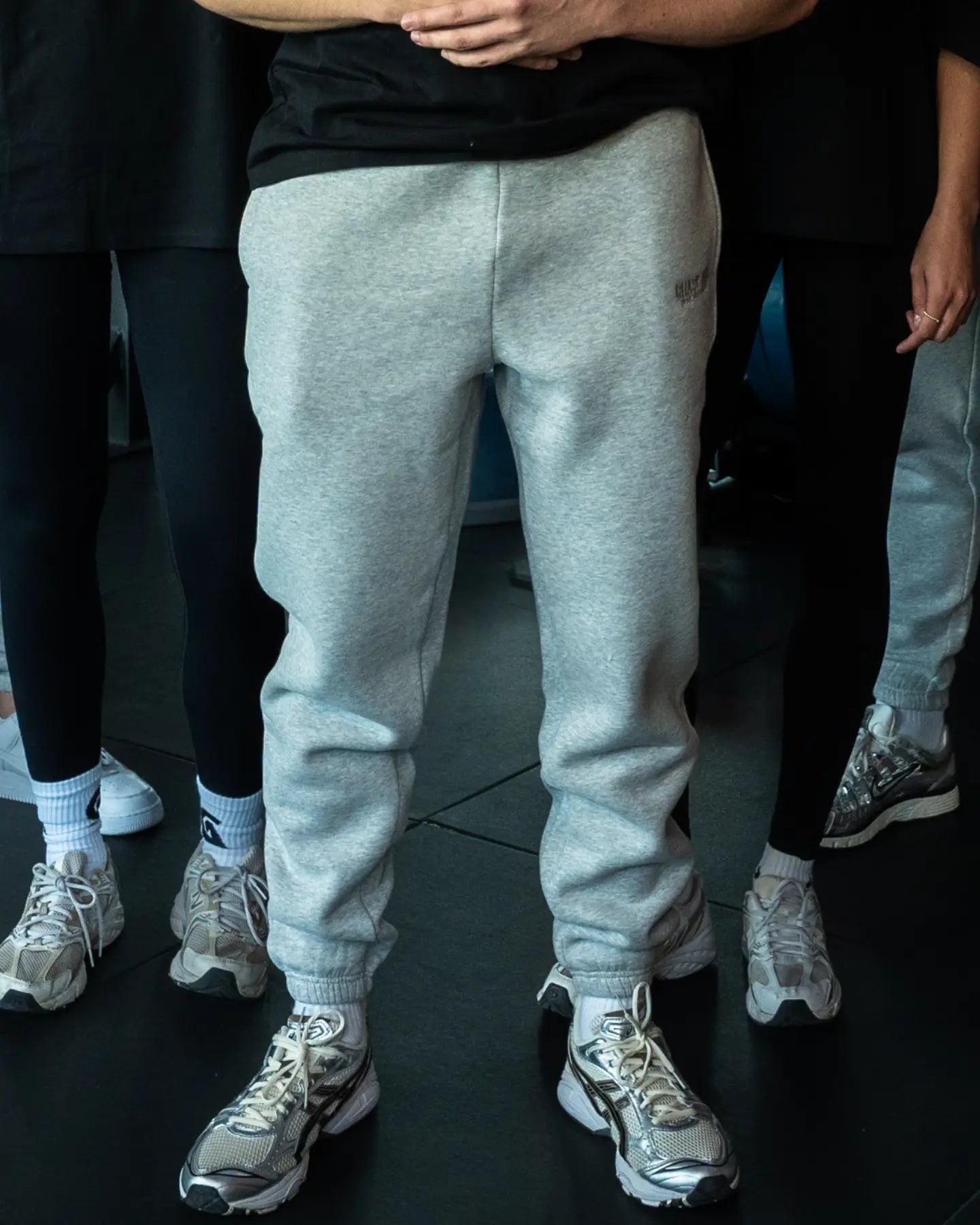 Grijze jogger van Chase Athletics – Peak Performance Jogger, gemaakt van zwaar 350 gsm materiaal voor een stevige en comfortabele fit, perfect voor training en dagelijks gebruik.