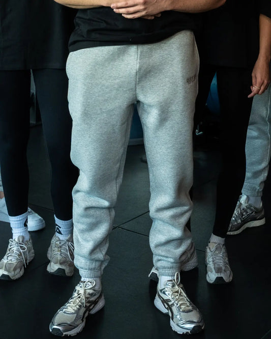Grijze jogger van Chase Athletics – Peak Performance Jogger, gemaakt van zwaar 350 gsm materiaal voor een stevige en comfortabele fit, perfect voor training en dagelijks gebruik.