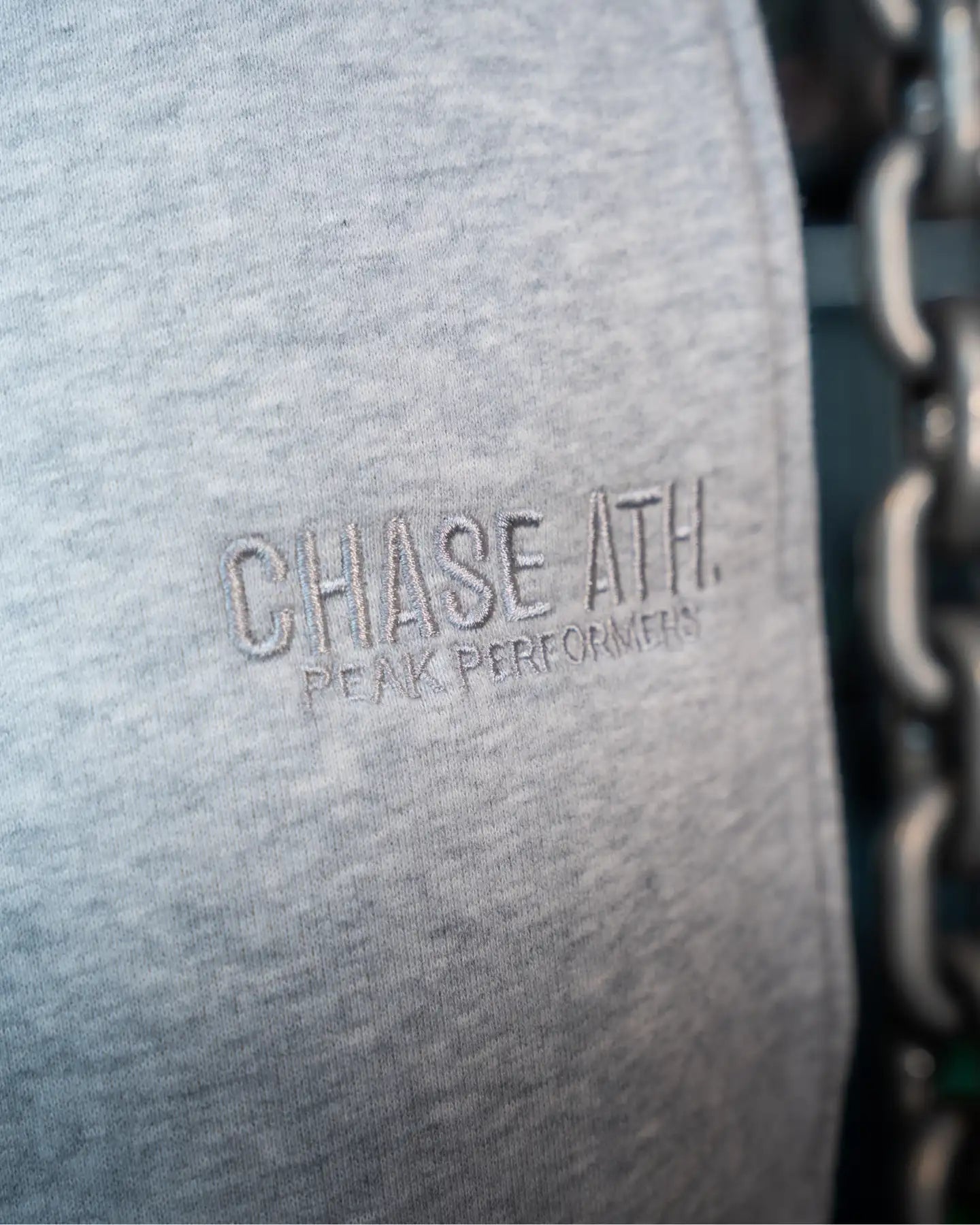 Grijze jogger van Chase Athletics – Peak Performance Jogger, gemaakt van zwaar 350 gsm materiaal voor een stevige en comfortabele fit, perfect voor training en dagelijks gebruik.