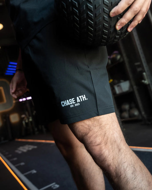 Zwarte sportshort voor heren van Chase Athletics – model Arrival Short , ideaal voor fitness en hybride training.